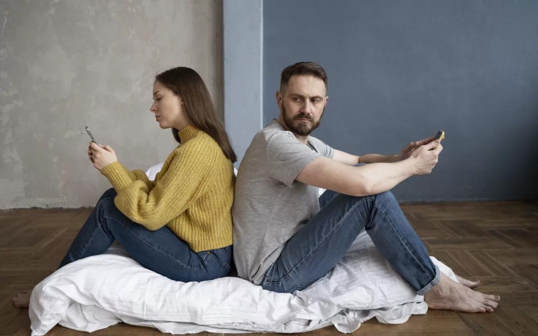 L'image représente un couple qui se sépare, en indivision dans l'appartement. Ils sont dos à dos et fâchés.